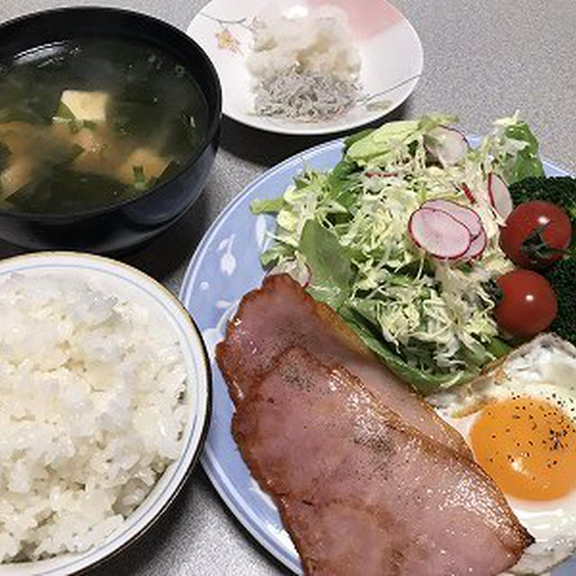 焼き豚エッグとサラダ。餅入りラーメン