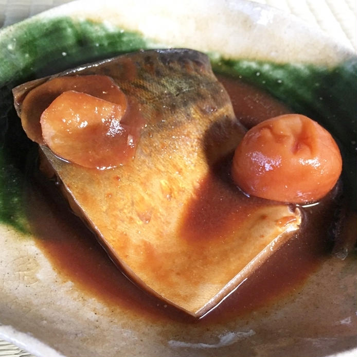 和風皿に盛られた、鯖の赤だし味噌煮