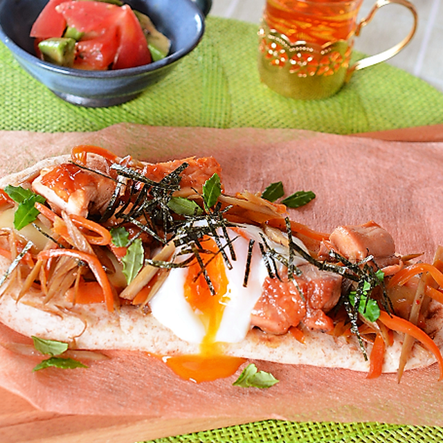 キンピラごぼうと照り焼きチキンのっけの手のばしナン♪