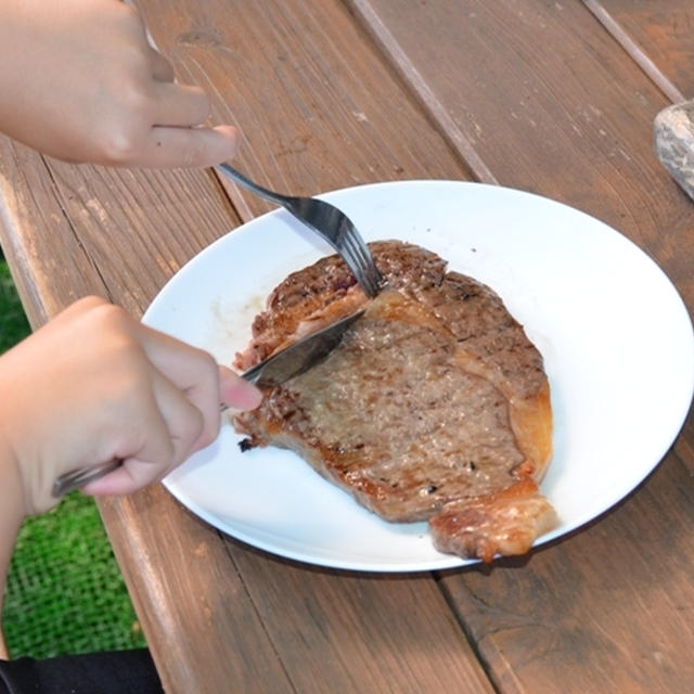 『国産牛肉（交雑種）のリブロースステーキ』の炭火焼