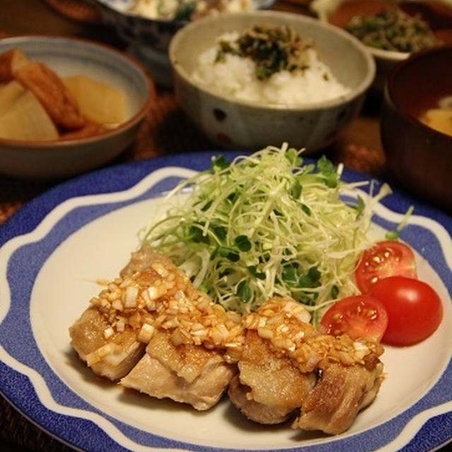 蒸し鶏のパリパリ焼き と　大根の葉のふりかけ。