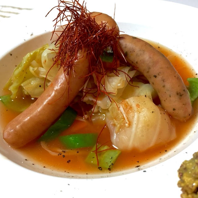 どっさり野菜とソーセージの洋風唐辛子スープ