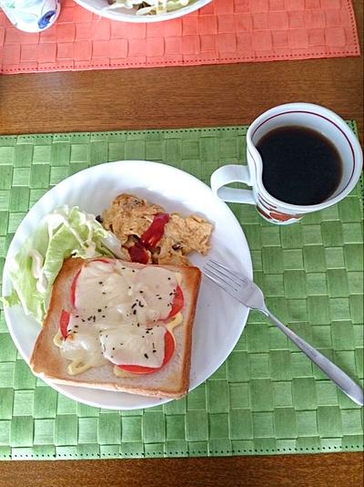 トマトチーズトーストとキノコのオムレツで、
朝ごパン～♪