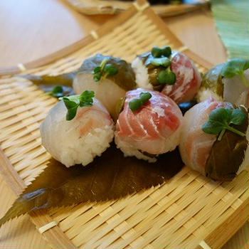 春爛漫♪鯛と桜の葉の手まり寿司