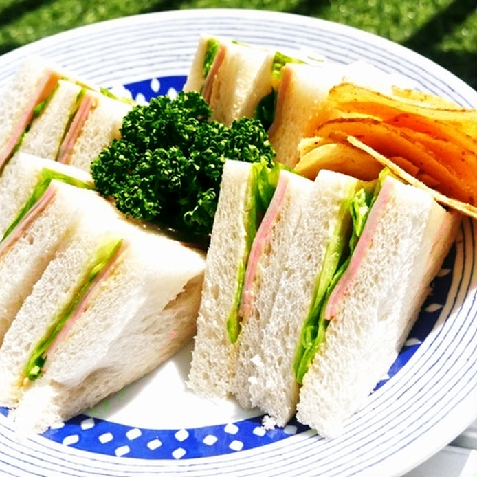 青い模様入りの丸皿に盛り付けた安室透風サンドイッチ