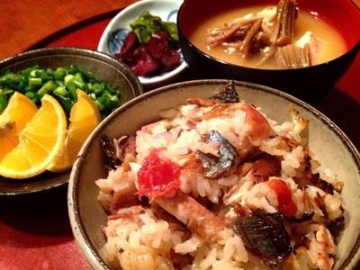 塩秋刀魚と自家製梅干しの炊き込みご飯