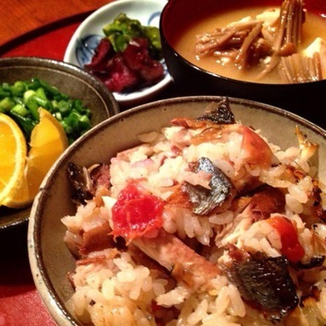 塩秋刀魚と自家製梅干しの炊き込みご飯