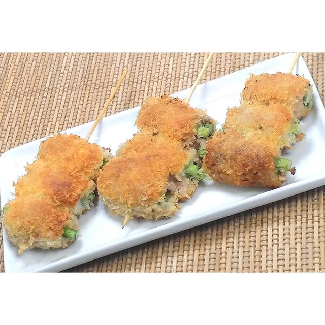 おつまみにどうですか？豚肉でちくわににんにくの芽を詰めて巻いちゃいました！！豚巻き竹輪の串カツ★