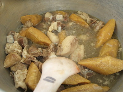 調理用バナナと牛胸肉の煮込みスープ