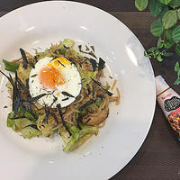 お休みのランチは地元富士宮焼きそばをエスニック風にアレンジ・夕食はサイボクハム豚ロースでトンカツ