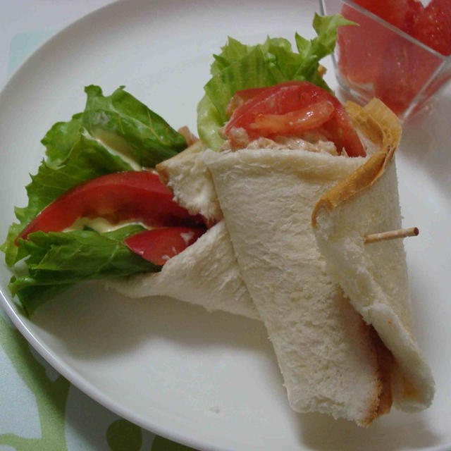 食パンでトルティーヤラップ風サンドとコンソメスープ（Tortilla Wrap-Like Sandwich, and Consomme Soup）