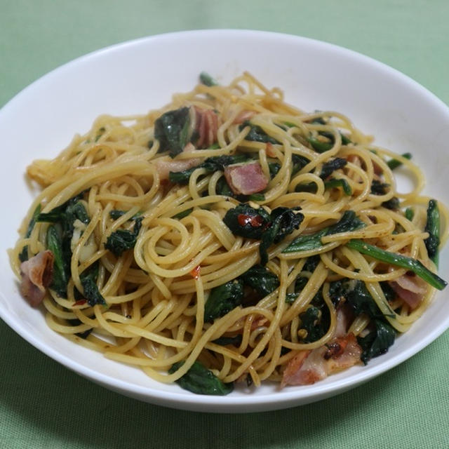 牡蠣だし醤油でほうれん草とベーコンのパスタ