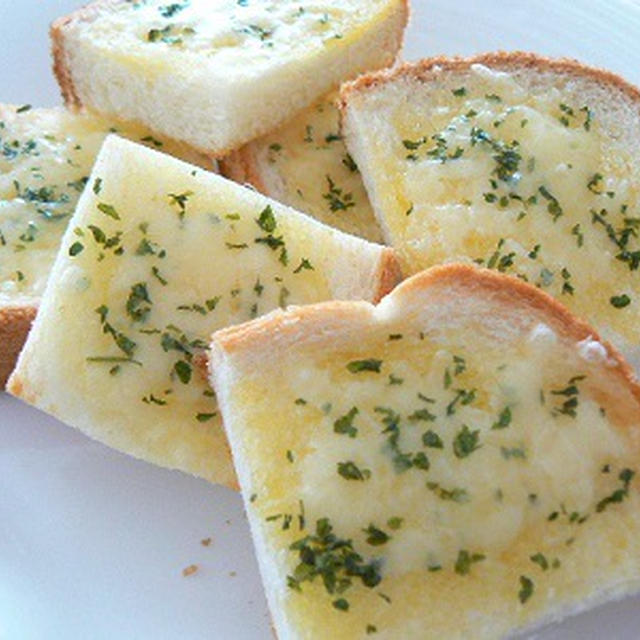 【うちレシピ】ひとくちチーズトースト☆ガーリック風味