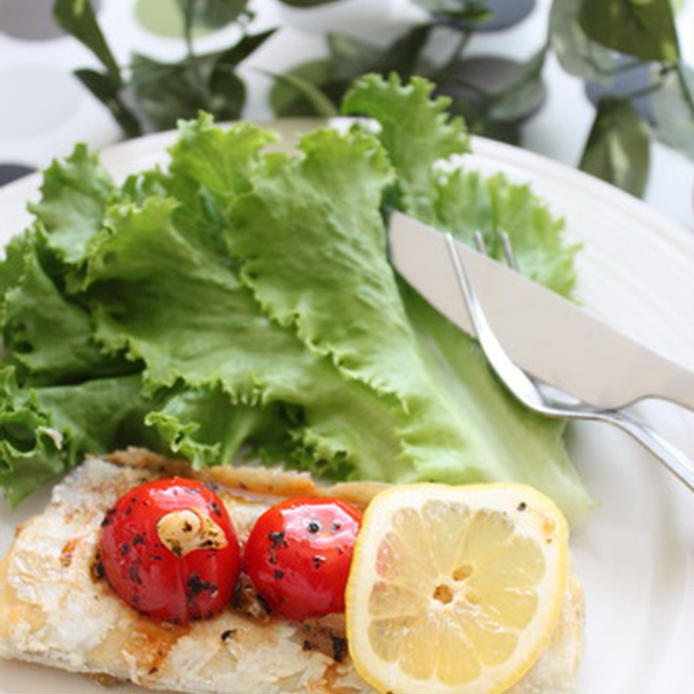 リーフサラダとミニトマトと太刀魚のレモンバター焼き