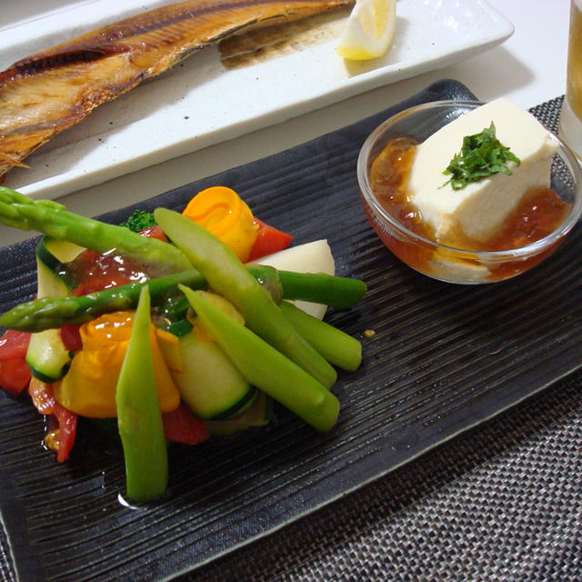 焼き魚（ホッケ）、温野菜のサラダ、冷奴、お味噌汁（Grilled Atka Mackerel, Steamed Veggie Salad, Chilled Tofu, and Eggplant Miso Soup）