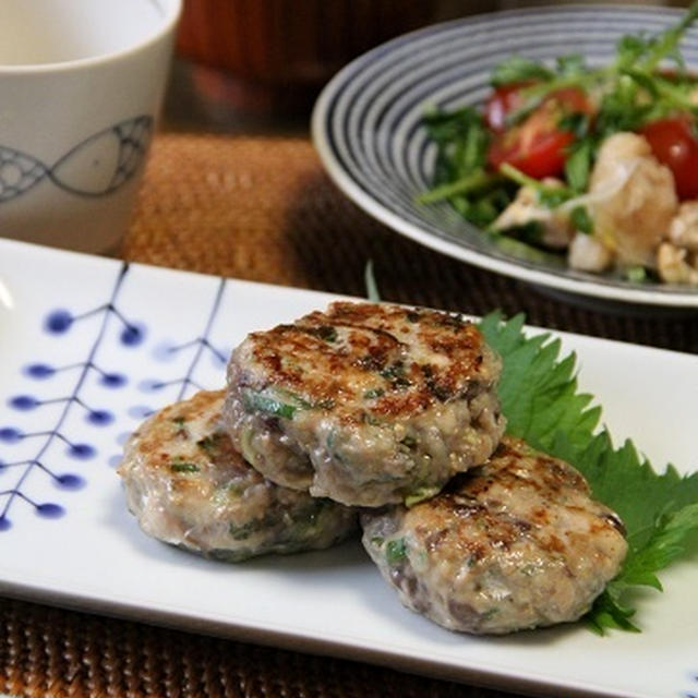 味噌風味のあじバーグ　と　鶏肉と豆苗のポン酢マリネ。