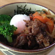 牛肉とごぼうと人参の甘辛煮丼〜温泉たまご添え
