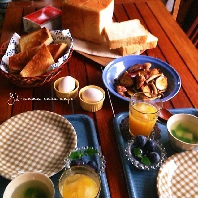 メープル湯種食パンで朝ごはん。鶏肉とさつまいも、しめじの炒め物。えのき中華スープ。