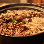 鶏団子入り！！キノコと白菜の生姜鍋