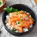 すぐできご飯♪漬けるだけ豪華ごはん♪ 【サーモンの漬け丼】