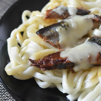 レンジで簡単！さんま蒲焼ととろーりチーズかけうどん