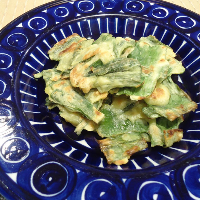 青色のお皿に盛られた葉玉ねぎのチヂミ