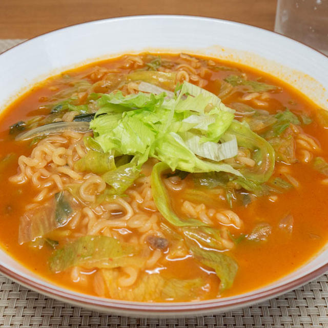 簡単ヘルシー・トマトレタス辛ラーメンブラック