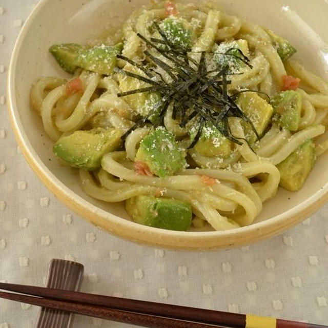 アボカドと梅の和風チーズうどん