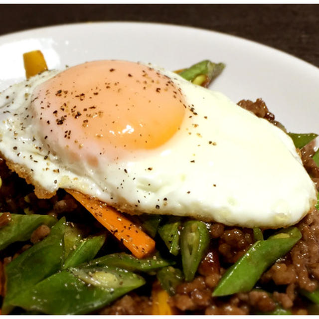 ひき肉インゲンのにんつゆ炒め、、、目玉焼き乗っけました