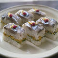 炙り〆秋刀魚と菊の花の押し寿司