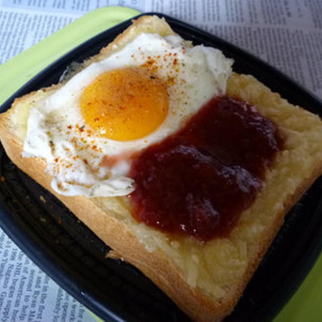 ストロベリーコンポートと目玉焼きのサンド