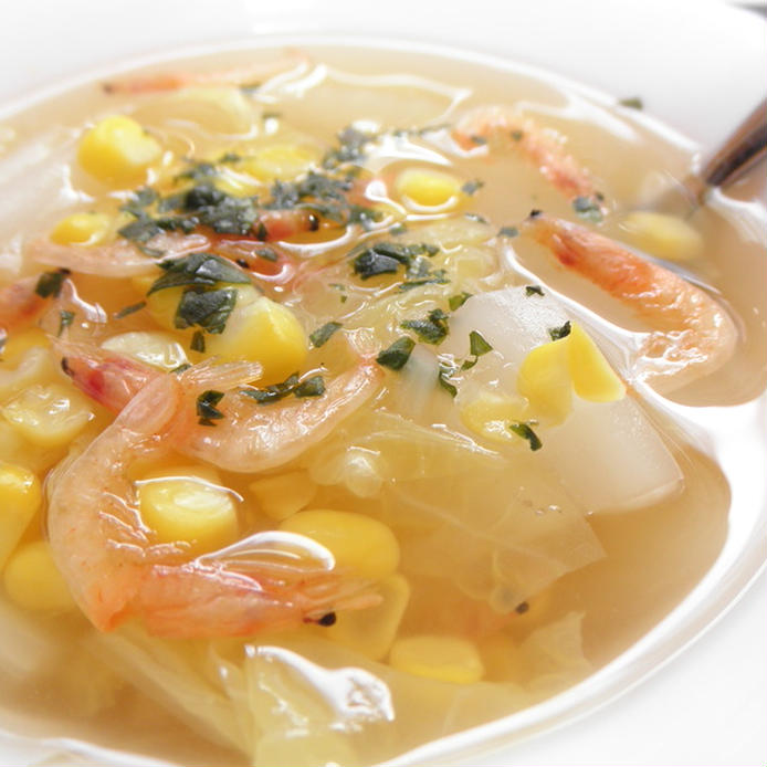 白いお皿に入っている生コーンと白菜の中華スープ