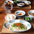 鮭ときゅうりのちらし寿司、筑前煮とか、和定食。