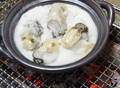 炭火で作る『浜名湖産牡蠣と山芋の陶板焼』