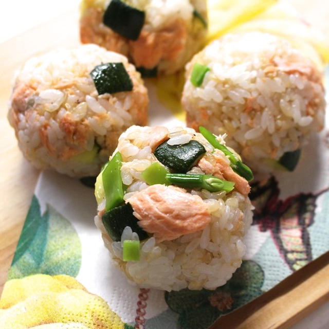 カラフルで可愛いおにぎり 鮭と絹さやとズッキーニ By Emikoさん レシピブログ 料理ブログのレシピ満載