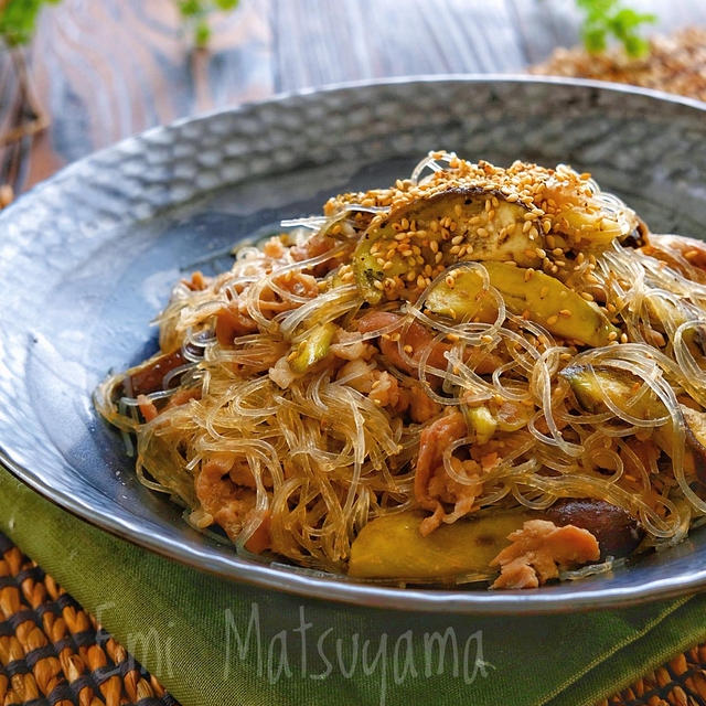 【らくレピ】レンジで出来ちゃう！＊なすと豚こまのチャプチェ風＊春雨の戻し不要...