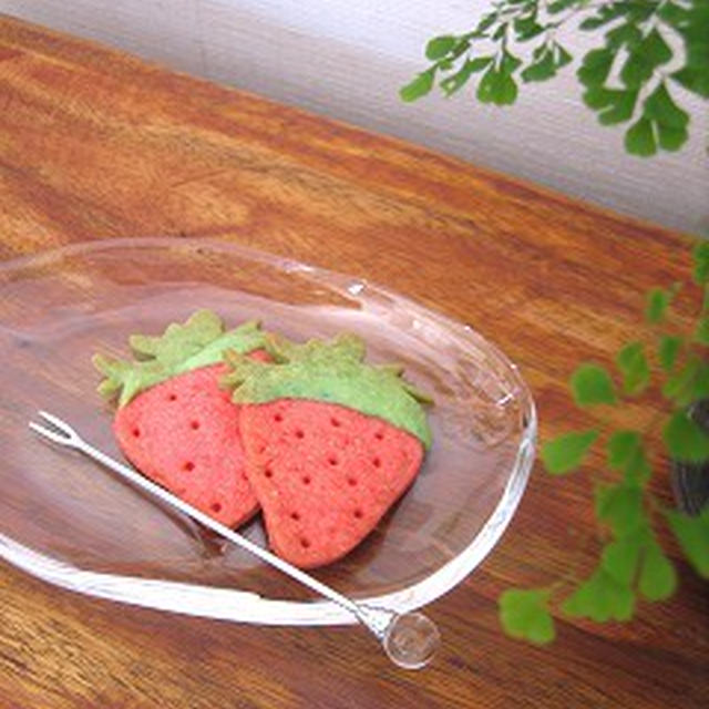 かわいい 色付きイチゴの型抜きクッキー By Sukemarumonさん レシピブログ 料理ブログのレシピ満載