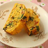 混ぜて焼くだけ！「ホウレン草とベーコンのケーク・サレ　＊簡単“お食事パン”」
