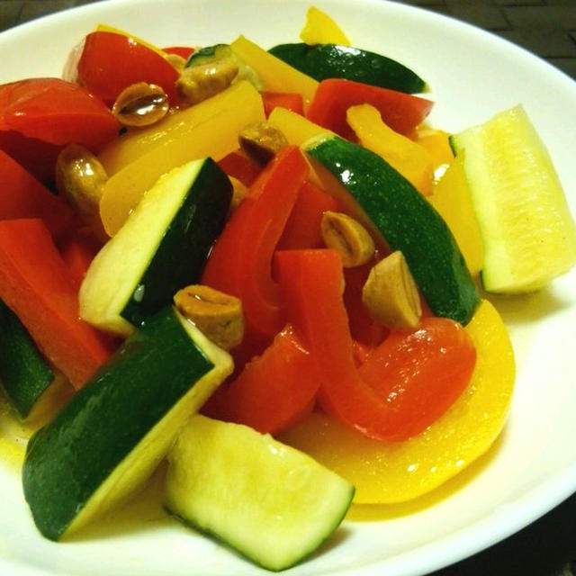 サチャインチナッツと夏野菜のマリネ