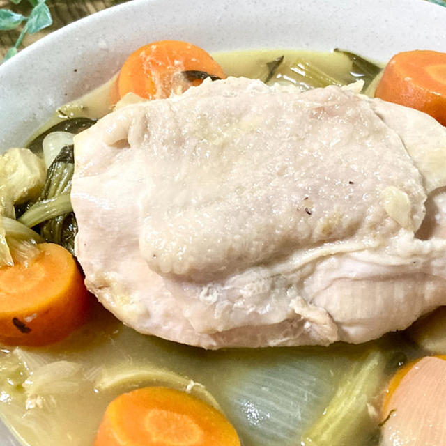 ホロホロ食感がたまらない「鶏胸肉と野菜のフライパン蒸し煮」の作り方