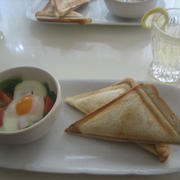 ホットサラダ（トマトとレタスの卵の帽子乗せ）