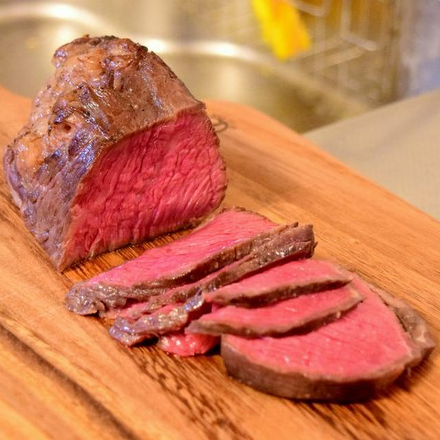 低温調理で肉料理の次元が変わる！まずはローストビーフと厚切りステーキ