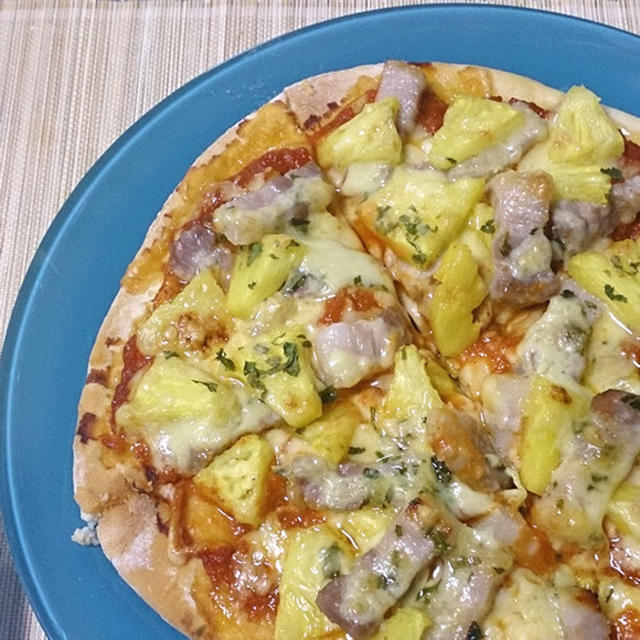 常備食材と保存ピザソースを使って簡単10分☆塩豚とパイナップルのピザ