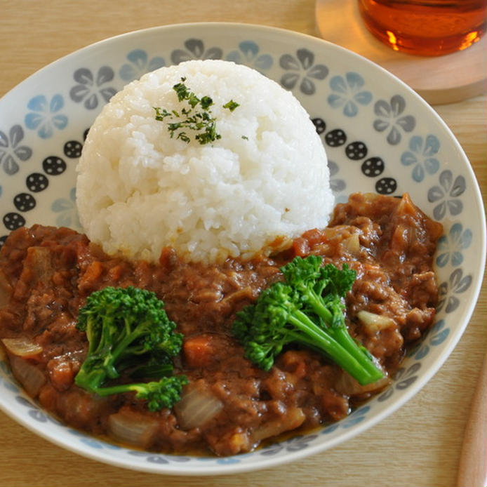 花柄の皿に盛られたエリンギとひき肉のカレー