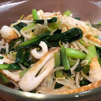 サッと茹でて混ぜるだけ♪小松菜もやしちくわのピリ辛ナムル。