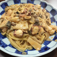 魚貝とキノコのトマトクリームパスタ