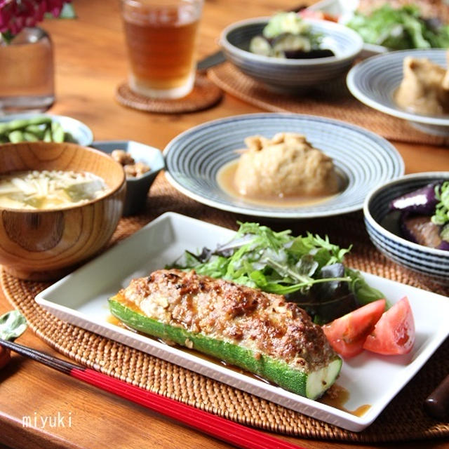 ズッキーニの肉詰め、根菜の巾着煮とか、和定食。