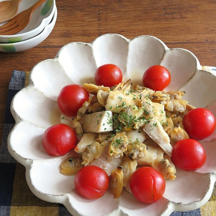 花型皿に盛り付けたヒラメのアクアパッツァ