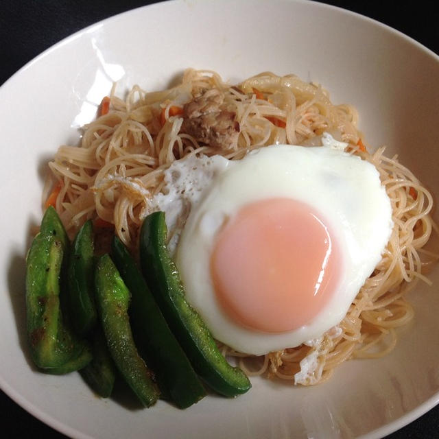 休日の夕飯メニュー 半熟目玉焼き添え手抜きビーフン 今日のお弁当 By きなこさん レシピブログ 料理ブログのレシピ満載