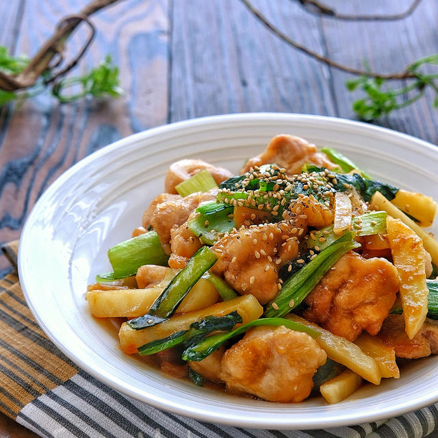 【らくレピ】鶏肉とじゃがいもと小松菜のオイスター炒め片栗粉をまぶして焼いた...